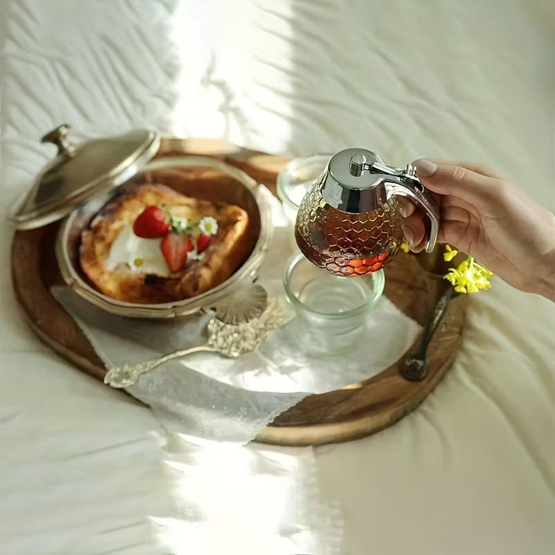 Drip-free honey dispenser, maple syrup pouring bottle, honey jar with stand, exquisite honeycomb-shaped honey pitcher